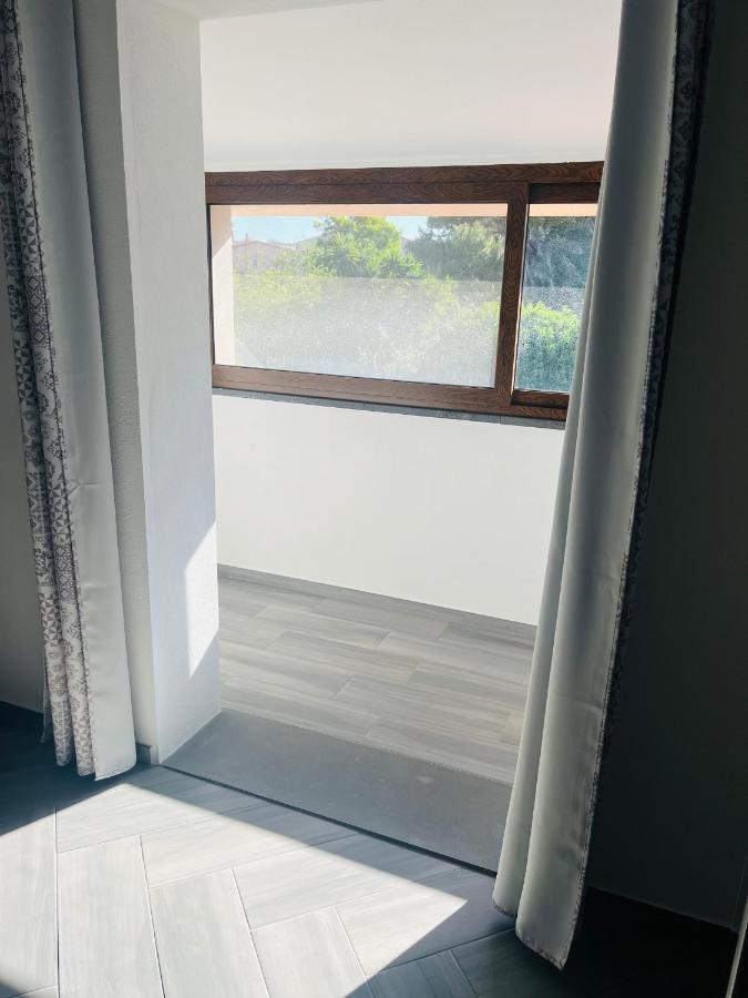 Il Quarzo A) B) Apartment Cabras Bagian luar foto